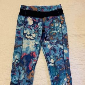 Floral Cropped Leggings with pockets — Size Small